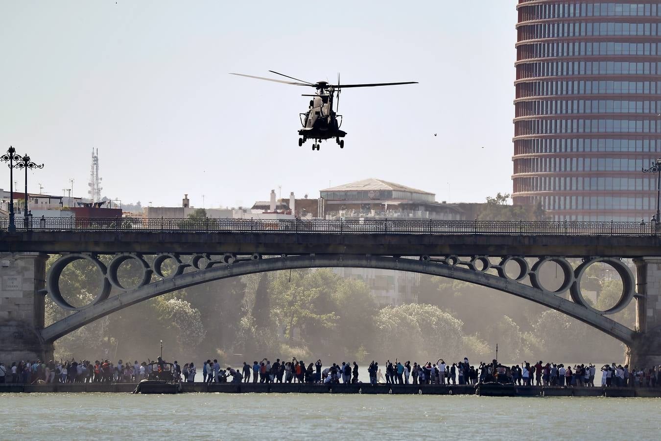 Espectacular llegada del submarino «Tramontana» a Sevilla